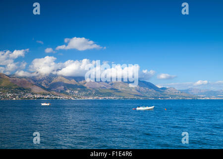 Paisaje de la bahía de Gaeta, abrigo, el Mar Mediterráneo, Italia Foto de stock