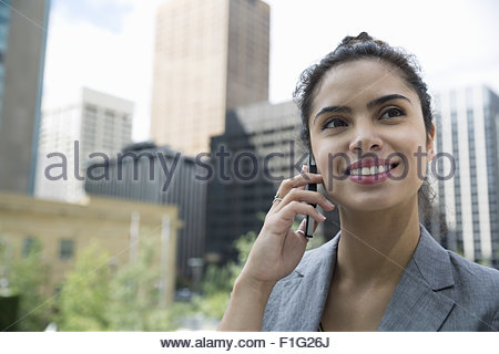 Cerrar la empresaria hablando por teléfono celular ciudad