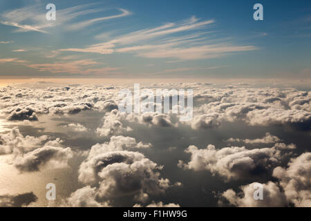 Las nubes en la parte inferior de la vista desde el avión Foto de stock