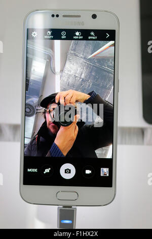 Smartphone Das neue 'Samsung Galaxy S6 borde', de Berlín. Foto de stock