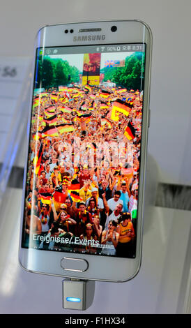 Smartphone Das neue 'Samsung Galaxy S6 borde', de Berlín. Foto de stock