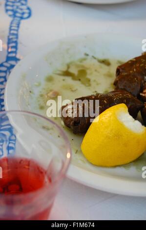 Dolmades, o las hojas de parra rellenas en un restaurante en Amorgos Grecia Foto de stock