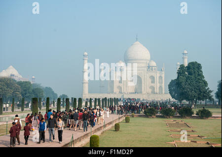 Agra, Utar Pradesh, India.Taj Mahal en la niebla de la mañana y los turistas. Foto de stock