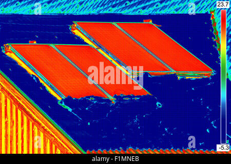 Thermovision imagen de paneles solares fotovoltaicos en el techo Casa Foto de stock
