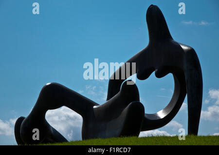 Henry Moore escultura yacente de gran figura 1984 Foto de stock