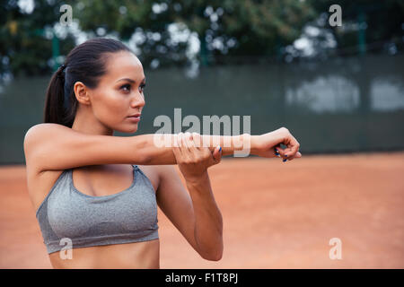 Ejercicio de estiramiento, deportes y tenis Mujer de pie para estirar sus  piernas como calentamiento durante la práctica o el entrenamiento para un  partido o juego. Primer plano de forma y activa