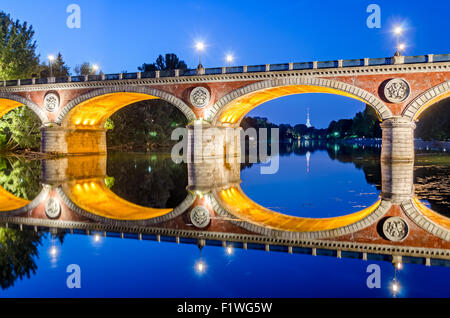 Turín (Torino), Ponte Isabella y el río Po, en la hora azul (con Mole Antonelliana en el fondo)1.