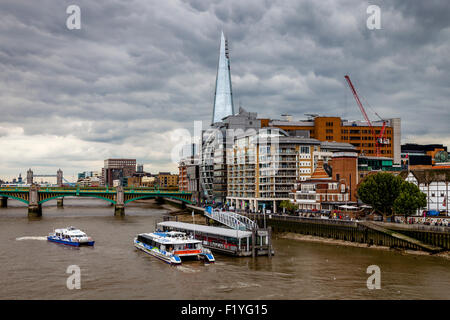 El Shard, el río Támesis y propiedades de Riverside, Londres, Inglaterra