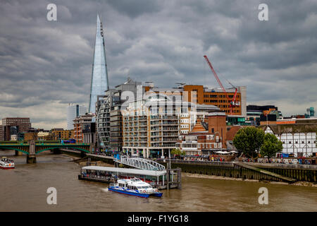 El Shard, el río Támesis y propiedades de Riverside, Londres, Inglaterra