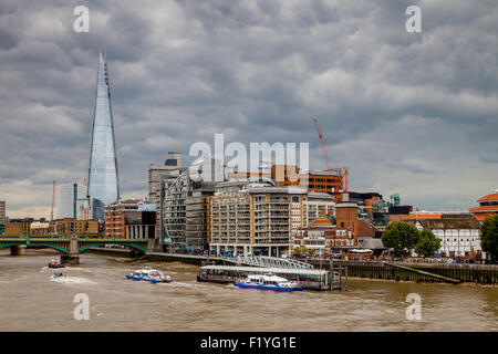 El Shard, el río Támesis y propiedades de Riverside, Londres, Inglaterra