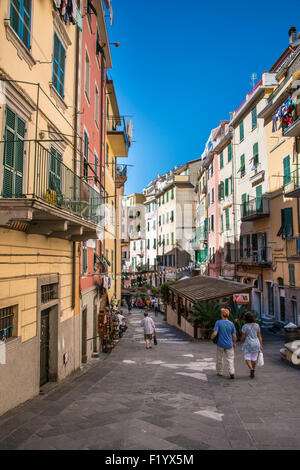 Alley en Riomaggiore, Cinque Terre, la provincia de La Spezia, Liguria, Italia Foto de stock