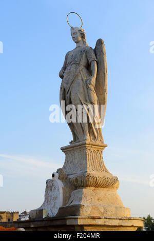 Estatua de San Rafael en el Puente Romano (Puente Romano) sobre el río Guadalquivir en Córdoba, Andalucía, España Foto de stock