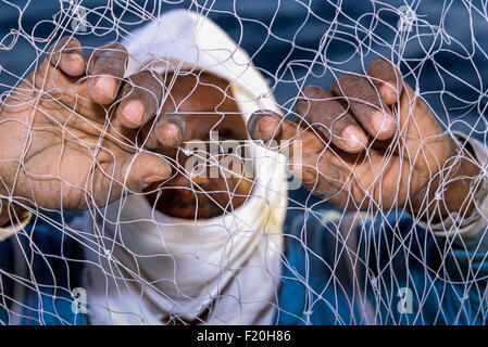 Pescador beduinos examinar redes de enmalle de arrecifes de coral por daños, Pesca beduinas, el Golfo de Suez, Egipto, Mar Rojo.
