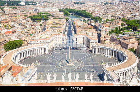 Vista de la plaza de San Pedro, desde la cúpula de la Basílica de San Pedro, Ciudad del Vaticano Roma Lazio Italia Europa UE