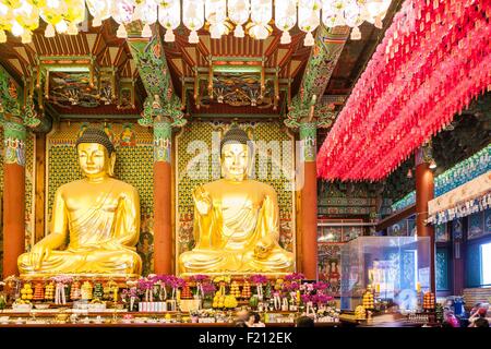 Corea del Sur, Seúl, Jongno-gu, el templo Jogyesa (Sede de la orden Jogye del Budismo Coreano) fue fundada en el siglo XIV, el pabellón central de 1910 con estatuas de Buda Foto de stock