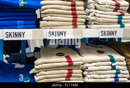 Skinny Jeans en Primark tienda. Inglaterra, Reino Unido. Foto de stock
