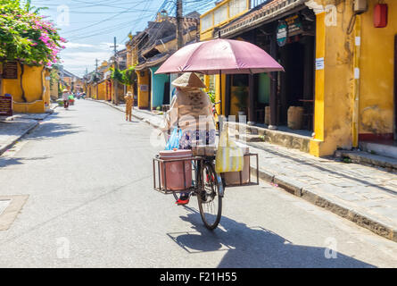 Vida en la antigua ciudad de Hoi An Foto de stock