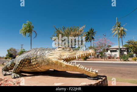 Krys, el Cocodrilo en Normanton, Queensland, Australia, es un modelo de  tamaño real (8,6m) de Australia el mayor cocodrilo conocido, whi Fotografía  de stock - Alamy