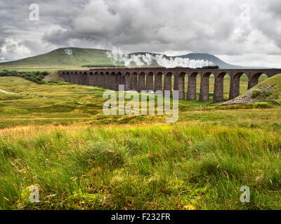 Tren de vapor atravesando el Viaducto Ribblehead en los valles de Yorkshire Inglaterra