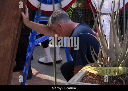 Los Angeles, California, EEUU. 11 Sep, 2015. Un hombre refleja en la ceremonia de conmemoración del 9/11 en Los Angeles. Crédito: Chester Brown/Alamy Live News