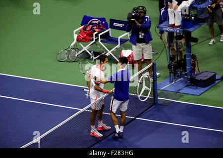 Nueva York, Estados Unidos. 13 Sep, 2015. Novak Djokovic de Serbia se da la mano con Roger Federer después de Djokovic lo derrotó 6-4, 5-7, 6-4, 6-4 en la final del Abierto de Estados Unidos en Flushing Meadows, en Nueva York el 13 de septiembre de 2015. Crédito: Adam Stoltman/Alamy Live News