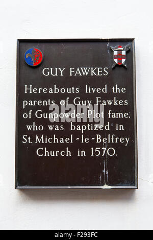 Una placa detallando la ubicación donde los padres de Guy Fawkes vivió en York, Inglaterra. Foto de stock