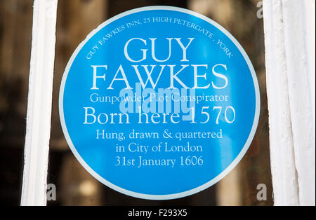Una placa azul adhesivo de Guy Fawkes Inn marcando el lugar donde, en 1570, Guy Fawkes nació en York, Inglaterra. Foto de stock