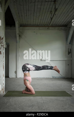 Mitad mujer adulta practicando hacer el pino pose de yoga studio, Munich, Baviera, Alemania