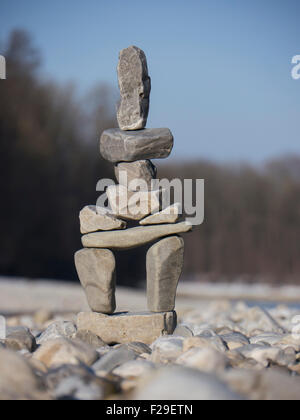 Cerca de la pila de rocas en equilibrio de río Isar, Baviera, Alemania Foto de stock