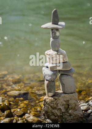 Pila de rocas, equilibrando en riverbank, Baviera, Alemania Foto de stock