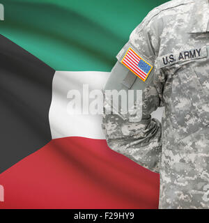 Soldado americano con bandera en series de antecedentes - Kuwait Foto de stock