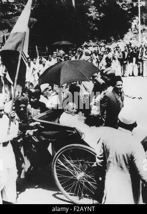 Mahatma Gandhi sentado en un carro para llamar el Virrey Lord Wavell antes de la Conferencia de Simla. De julio de 1945. Gandhi no era un delegado a la conferencia, pero el Congreso Nacional Indio fue representada por Maulana Azad. La conferencia terminó en un impasse debido a diferencias de hindúes y musulmanes. (CSU 2015 9 717) Foto de stock