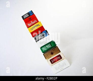 Un conjunto de diferentes marcas de cigarrillos- ONU juego de cigarrillo de diferentes marcas Foto de stock