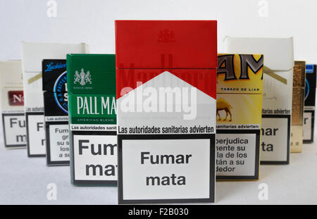Un conjunto de diferentes marcas de cigarrillos- ONU juego de cigarrillo de diferentes marcas Foto de stock