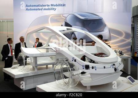 Frankfurt/M, 16.09.2015 - sistema de movilidad conectada en el stand de Bosch en el 66º Salón Internacional del Automóvil IAA 2015 (Internationale Automobil Ausstellung IAA) en Frankfurt/Main, Alemania