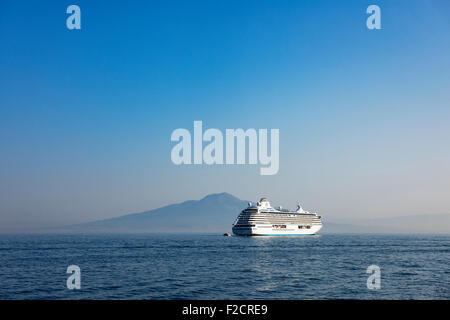 Barco de cruceros anclado en el Golfo de Nápoles con el Vesubio en los fundamentos, Nápoles, Italia Foto de stock