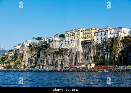 Ciudad de Sorrento, visto desde el mar, Italia Foto de stock