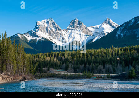 Las tres hermanas, picos montañosos. El río Bow, Canmore, Alberta, Canadá Foto de stock