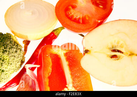 Obst/ Gemuese: rote Chillyschote, Tomaten, Knoblauch, Mandarinen, Zwiebel - Symbolbild Nahrungsmittel. Foto de stock