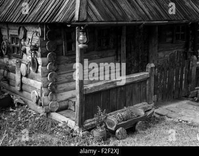 Fotografía en blanco y negro de la antigua casa de madera.