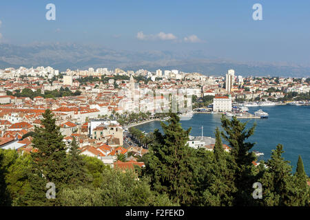 Vista del puerto de Split, el histórico casco antiguo de la ciudad y más allá desde arriba en Croacia. Foto de stock