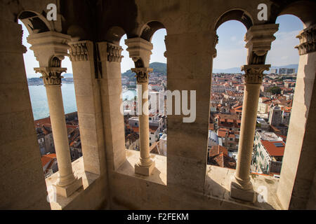 Vista del casco antiguo de la ciudad de Split y más allá desde el interior de la torre del campanario de la catedral de san Domnio, en Croacia. Foto de stock