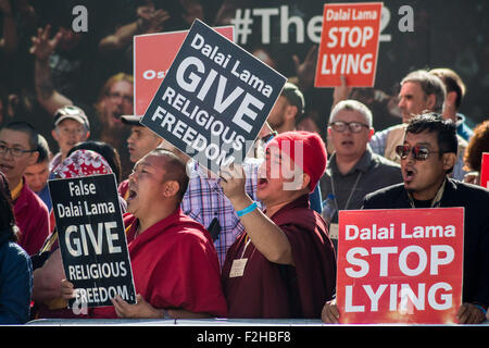 Londres, Reino Unido. El 19 de septiembre, 2015. Los miembros de la comunidad de Dorje Shugden protesta fuera del estadio O2 Arena acusando al Dalai Lama de ocultar los abusos contra los derechos humanos y la falta de ética de la persecución de los Budistas de Dorje Shugden Crédito: Guy Corbishley/Alamy Live News Foto de stock