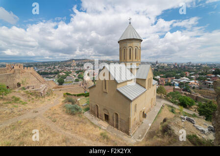 Iglesia de San Nicolás en fortaleza Narikala una vista panorámica de Tbilisi, Europa. Foto de stock