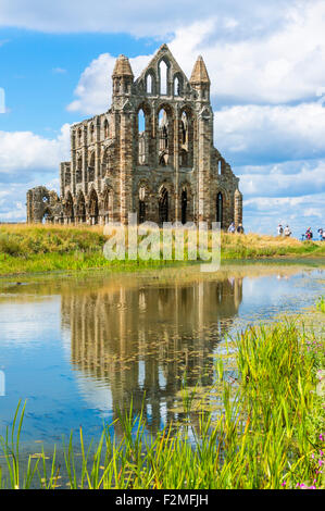 Ruinas de la abadía de Whitby con reflejos en un estanque Whitby en North Yorkshire, Inglaterra Gran Bretaña REINO UNIDO GB Europa UE Foto de stock
