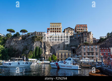 Ciudad de Sorrento, visto desde el mar, Nápoles, Italia Foto de stock