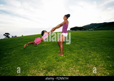 Madre e hija jugando en el parque Foto de stock