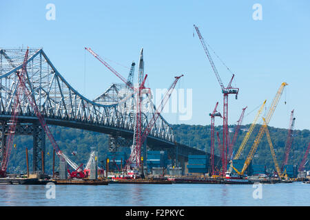 Grúas montadas en barcazas trabajan en la construcción del nuevo Tappan Zee Puente sobre el río Hudson, cerca de Tarrytown, Nueva York. Foto de stock