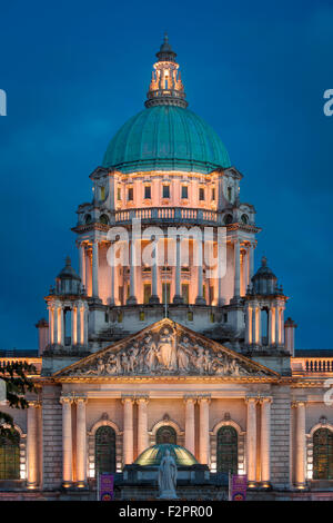 Twilight en edificio del Ayuntamiento de Belfast, Belfast, Irlanda del Norte, REINO UNIDO Foto de stock