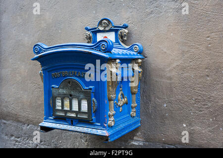 Un viejo, azul, postbox alemán en una pared. Foto de stock